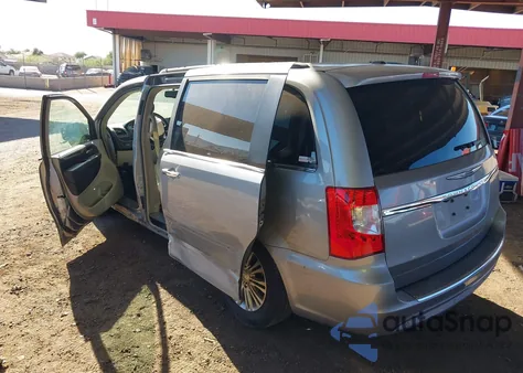 2013 Chrysler Town & Country Touring-L z USA, uszkodzony, nr VIN 2C4RC1CG1DR645636